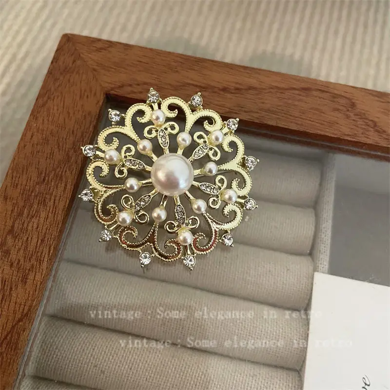 Western-style Vintage Court Fashion Versatile Elegant Brooch for Women Artistic Pin Simple Corsage Clothing Accessory