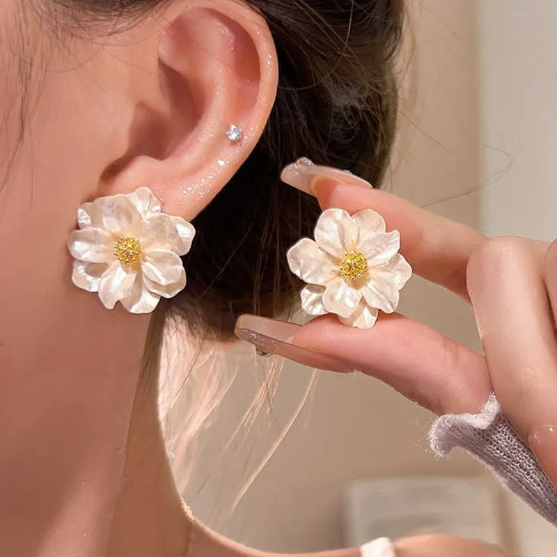 

Корейские модные серьги-гвоздики из серебра 925 пробы с цветком камелии для женщин, ювелирные изделия, трендовые женские серьги-гвоздики с белыми цветами 2023 года