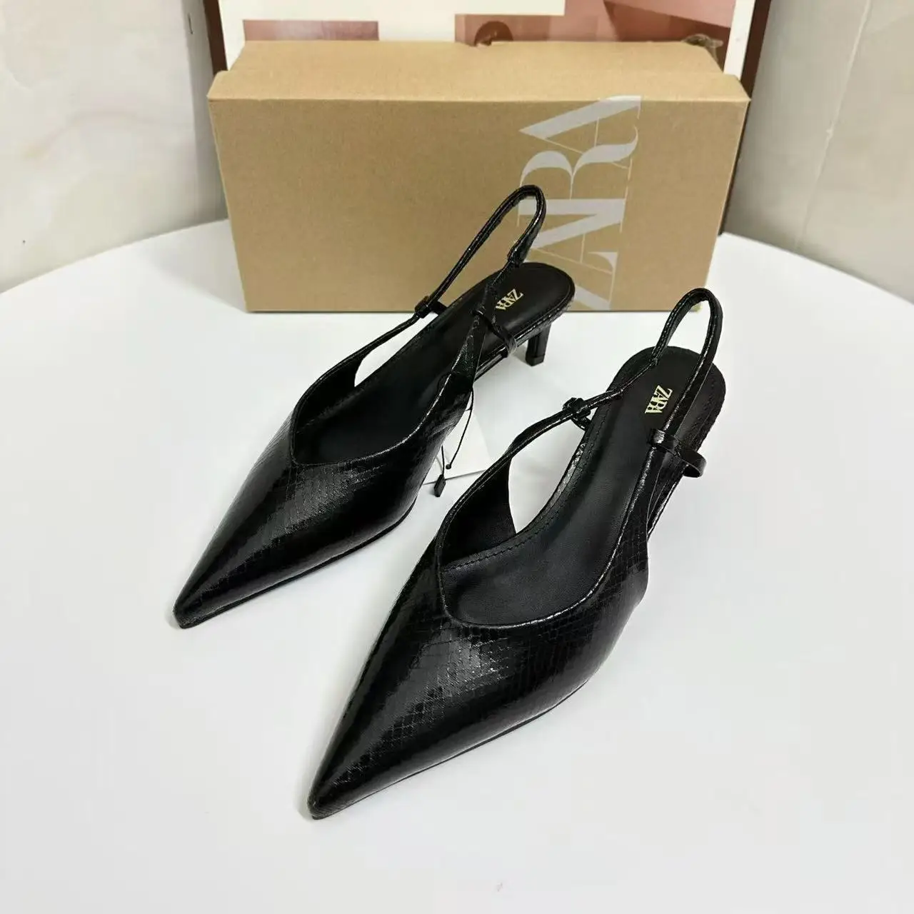 

Туфли-мюли Bloomsteps с эффектом змеиного принта, черные, с острым носком, на тонком каблуке, с неглубоким вырезом, с пряжкой, на высоком каблуке