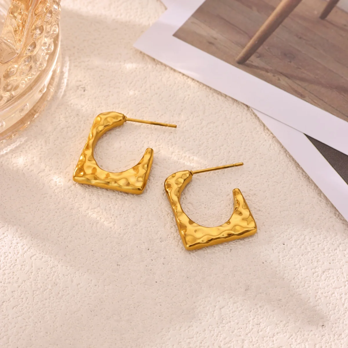 Vintage Goldfarbene Edelstahl-Creolen, gehämmerte geometrische quadratische plissierte klobige Croissant-Ohrringe, Damenschmuck – Detail 9