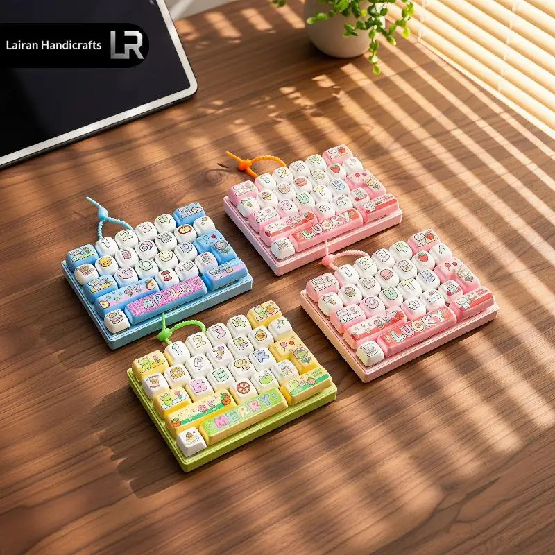 Stress Relief Fidget Keychain 26 Grid Keyboard Keycap Clicker Anti Anxiety Sensory Toy for Birthday Gifts Classroom Rewards