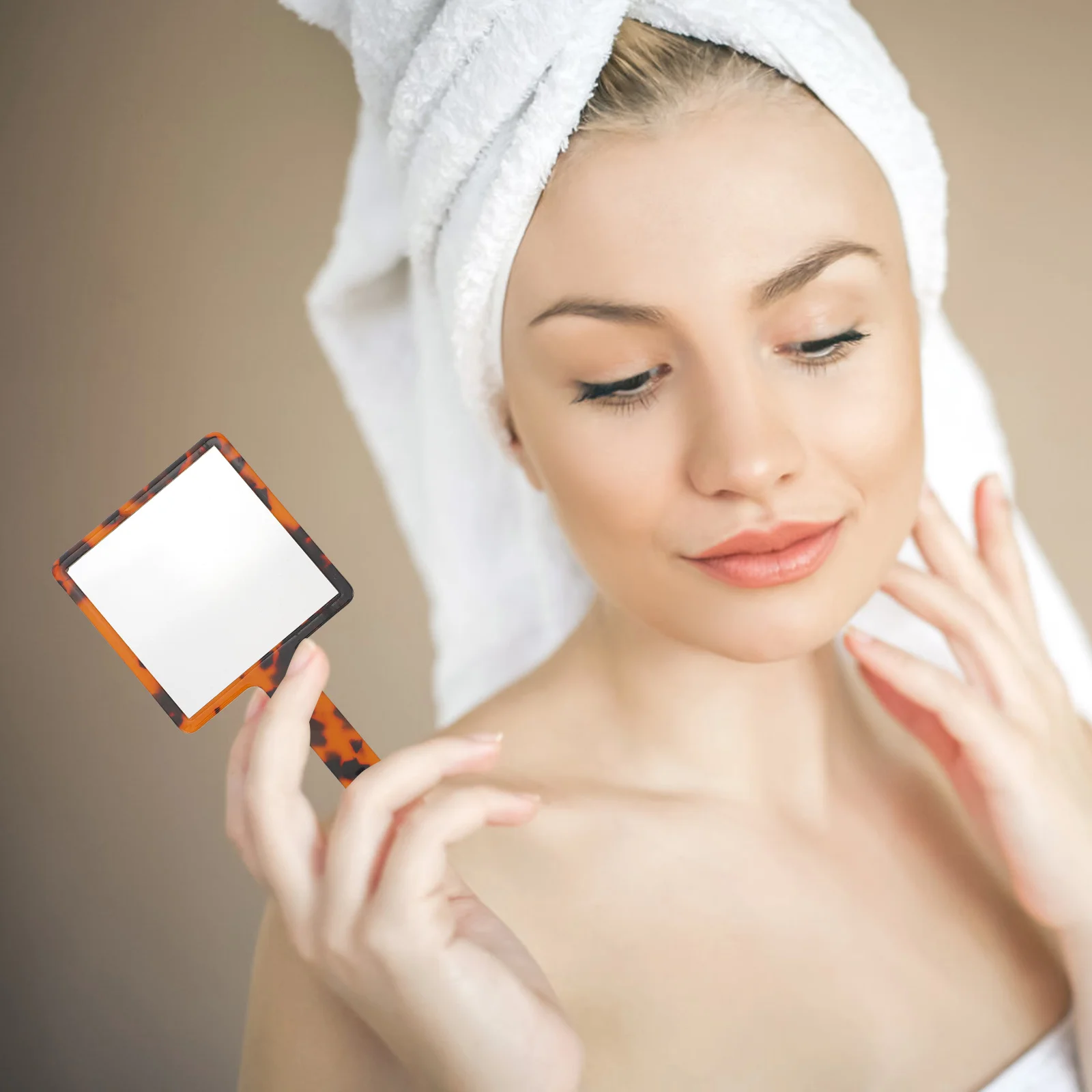 مرآة يد كلاسيكية بمقبض زجاجي عالي الوضوح وقبضة مريحة وإكسسوار أنيق لعشاق التجميل المحترفين