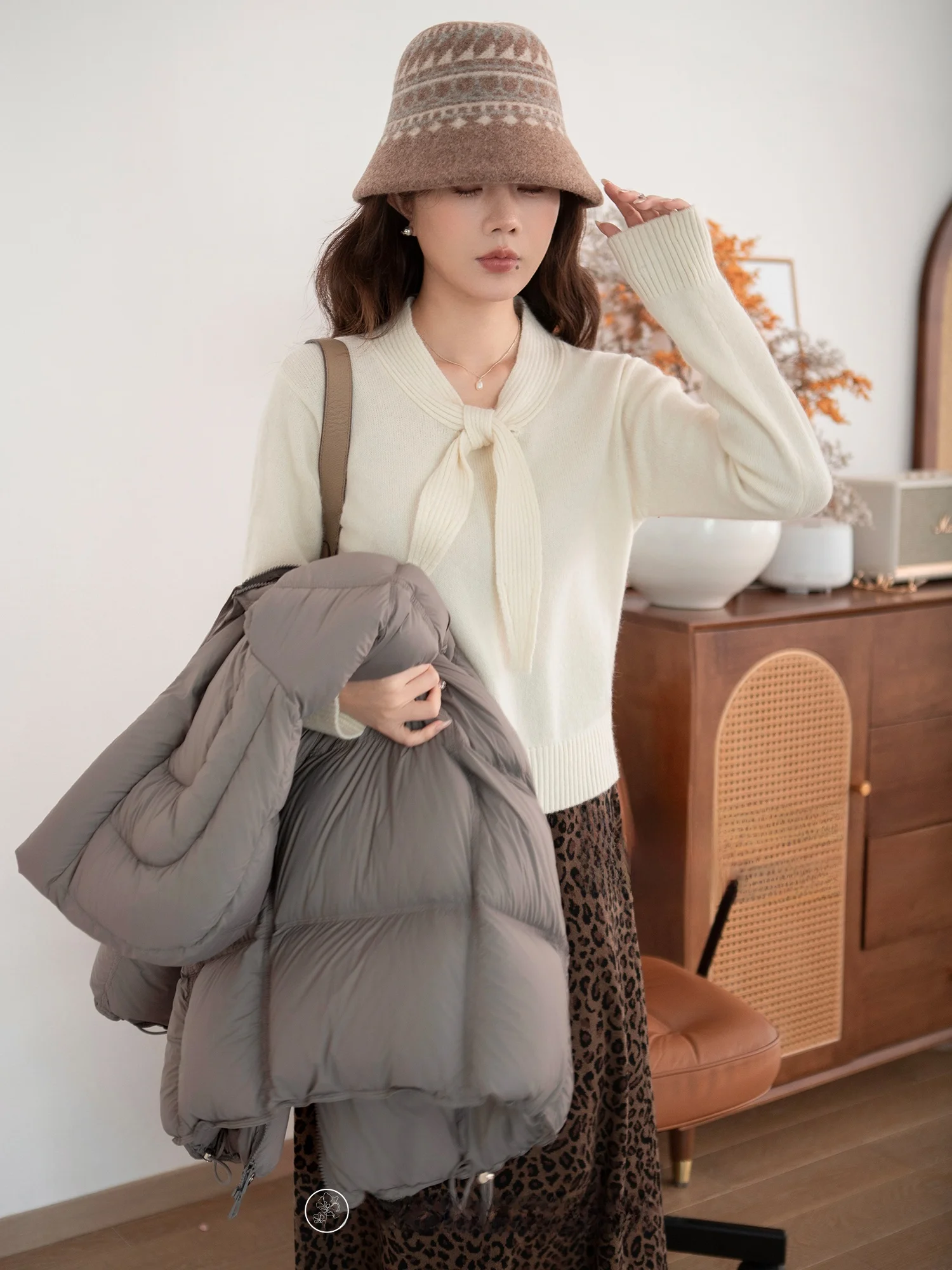 

Вязаный шерстяной свитер Surehouse Nighting Hymn с бантом, женский, модный, уличный стиль, теплый, с V-образным вырезом, длинный рукав