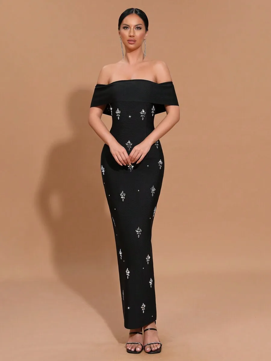 Vestido largo negro con hombros descubiertos y adornos florales brillantes de pedrería para eventos formales, bodas y damas de honor.