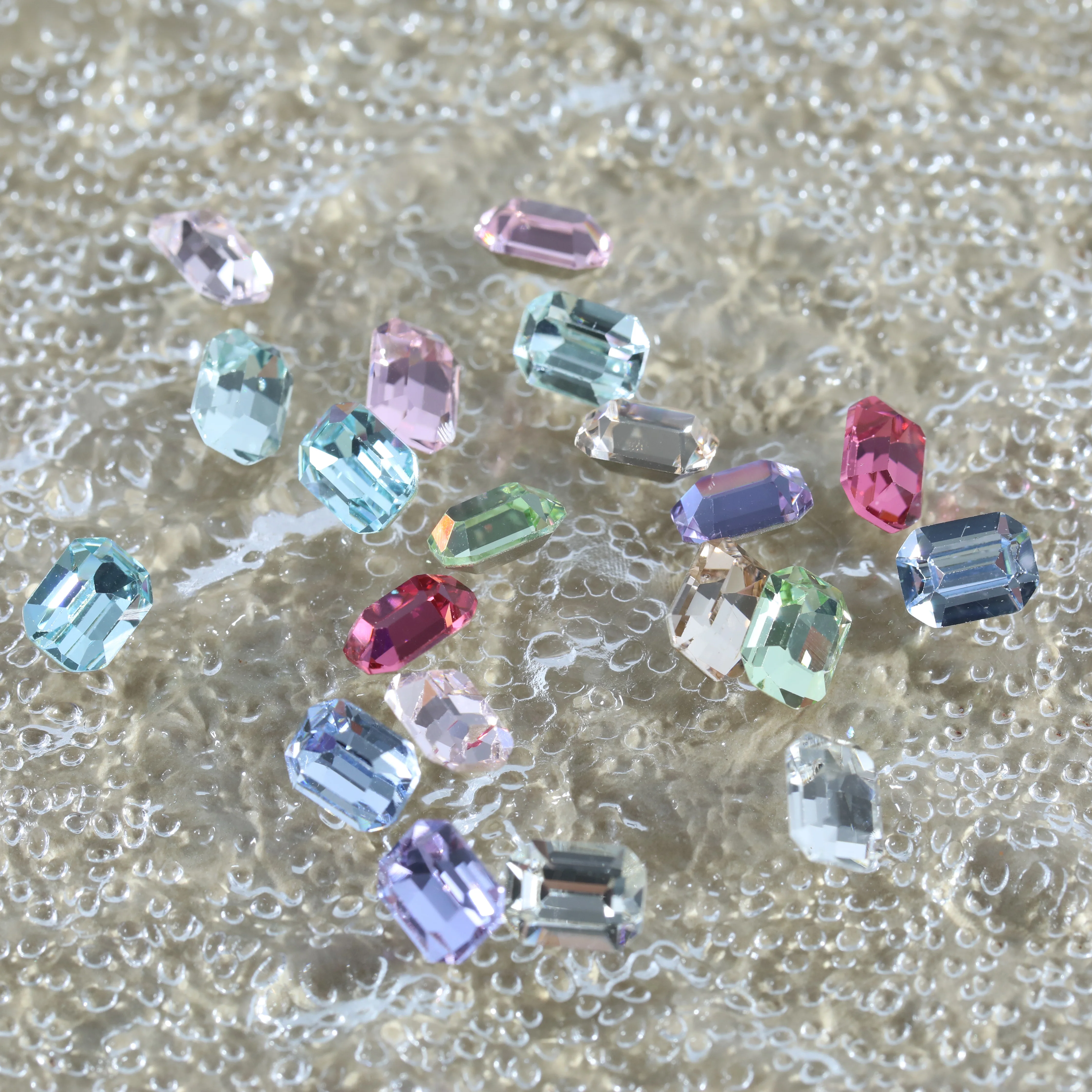 Glänzende Kristall-Rechteck-Oktagon-Strasssteine mit spitzer Unterseite zum Handnähen für DIY-Taschen, Schuhe, Nagelkunst, Hochzeitskleider und Accessoires. – Detail 6