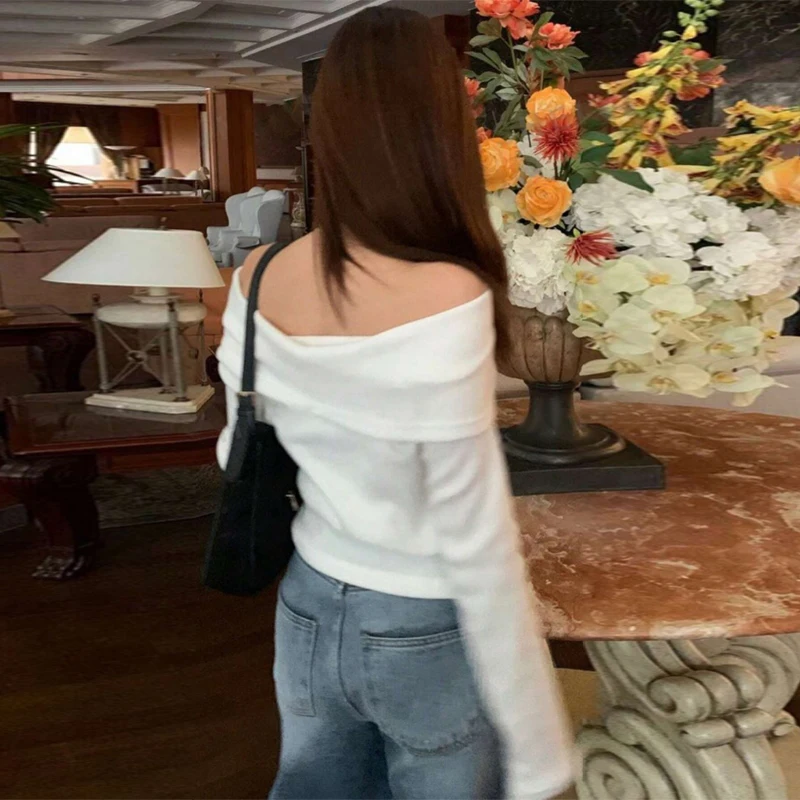 تي شيرت نسائي جديد لخريف وشتاء 2024 بلون نقي عاري الكتفين وأكمام طويلة ، فتاة عصرية ومثيرة #6