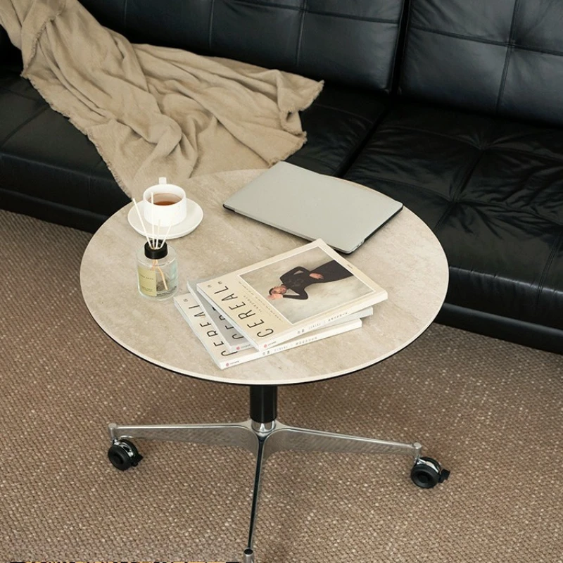 

Журнальный столик можно поднять и перемещать, а многофункциональный небольшой круглый столик - средневековый пещерный камень.