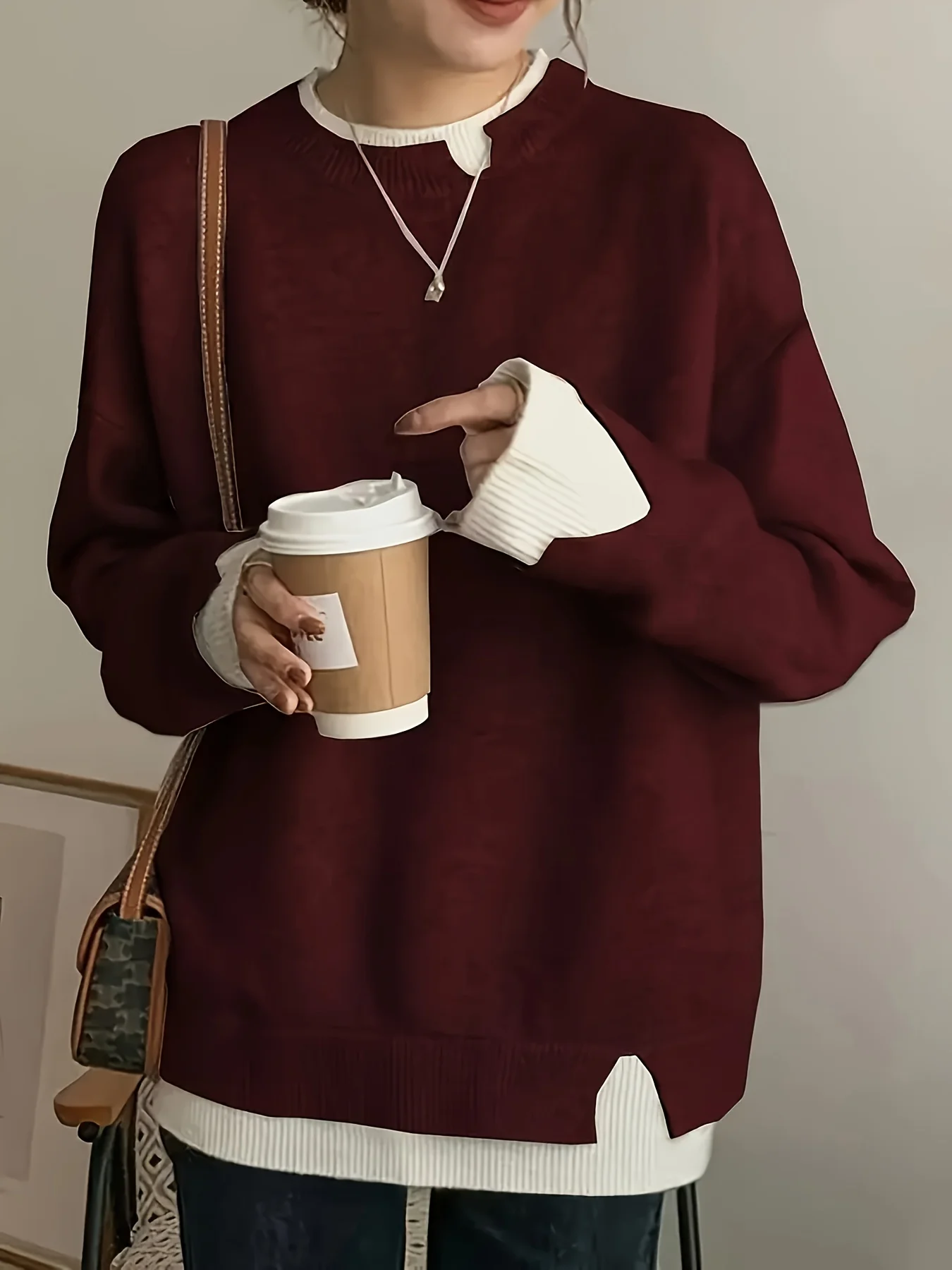 

Женский вязаный пуловер оверсайз винно-красного и белого цветов с цветовыми блоками, модный повседневный пуловер с эффектом двухслойности, визуально стройнящий фигуру