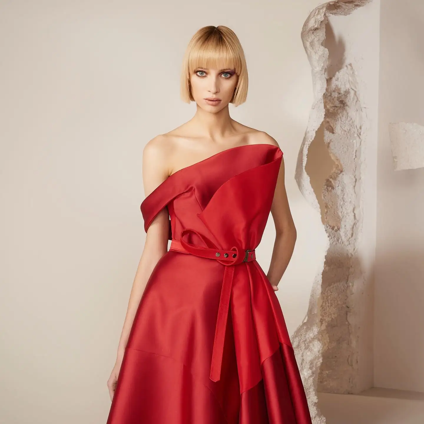 Customized  Exquisite Red Satin Evening Dresses Temperament Draped Strapless Bridal Party Delicate Off the Shoulder Par