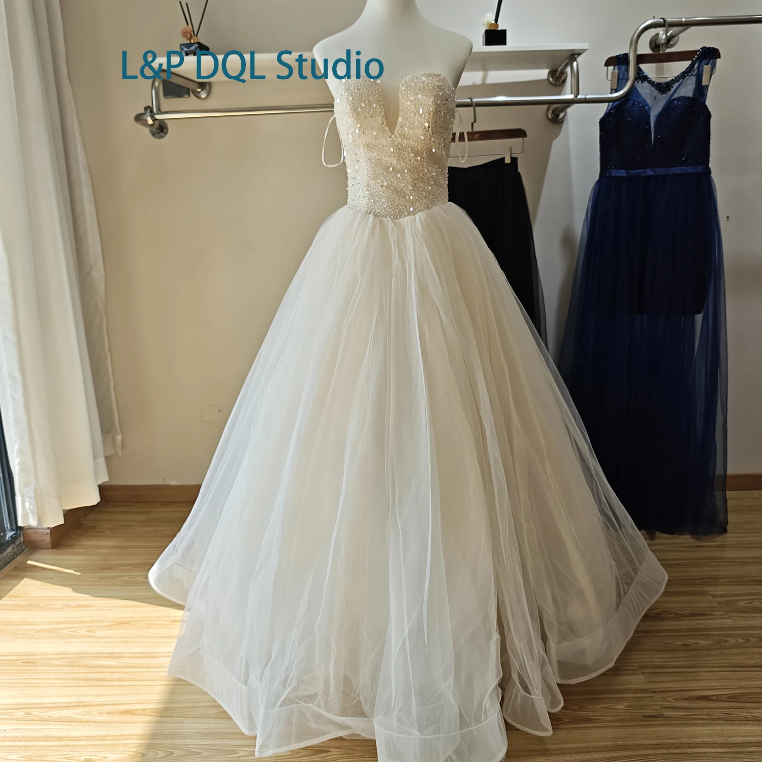 L&P DQL スタジオ ウェディングドレス ハイウエスト ボールガウン ブライダルガウン ライトシャンパン シャイニング ビーズ スパンコール レースアップバック