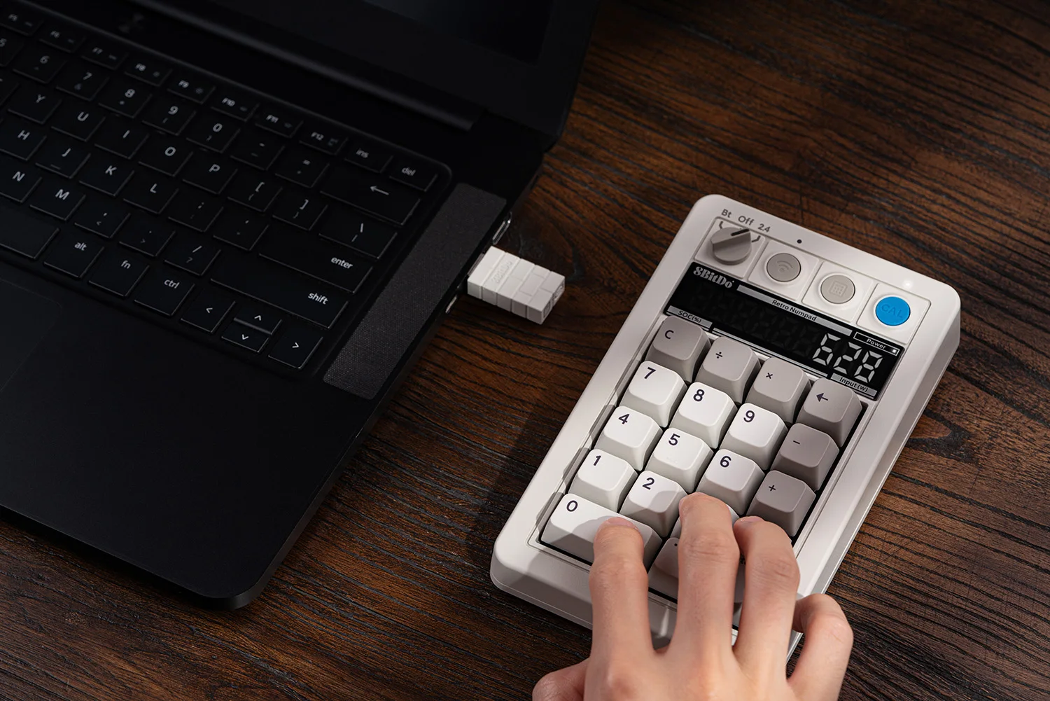 8BitDo Retro 18 لوحة أرقام ميكانيكية بلوتوث/2.4G/وضع آلة حاسبة Numpad سلكية 18 مفتاحًا، ملحقات ألعاب لنافذة الكمبيوتر وأندرويد
