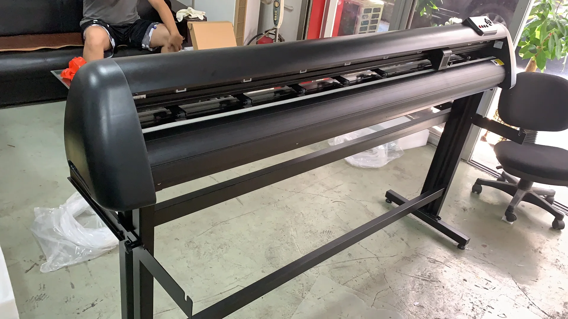 QK-1350ABJ 1350 مللي متر عرض الفينيل ملصقات التسمية التلقائي تحديد المواقع دورية قطع الراسمة آلة قطع الرسم البياني مع حقيبة الخردة