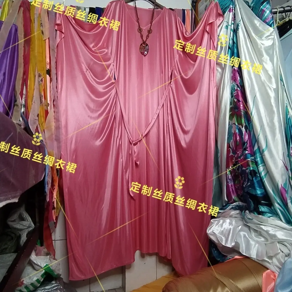 Gaun Maxi longgar wanita, jubah tidur ukuran besar Satin lengan kelelawar berkilau