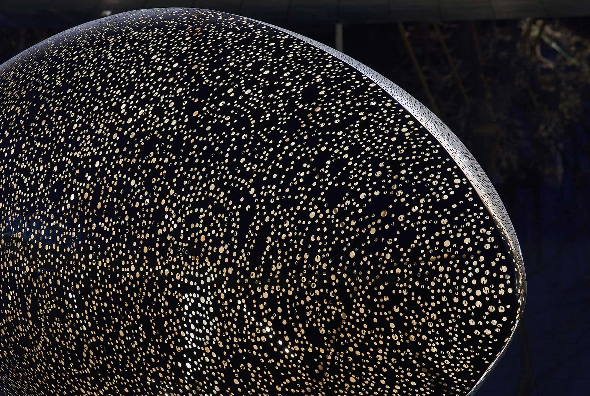 Decorazione esterna Hotel Grande arte astratta moderna Sfera ovale cava lucida Scultura in acciaio inossidabile Statua a LED in metallo