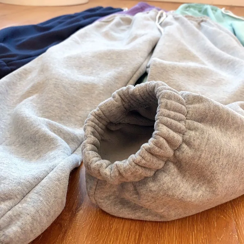 معكرون اللون الخريف والشتاء الإناث زوجين سميكة المخملية الدافئة عارضة السراويل حزام الخصر عارضة