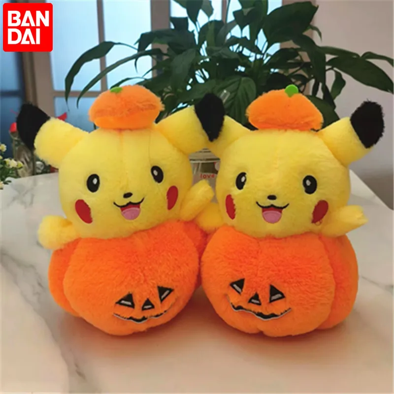 バンダイ-かわいいピカチュウぬいぐるみ、ハロウィーンのカボチャ、ぬいぐるみ、カワイイスローピロー、家の装飾、素敵なギフト、20cm