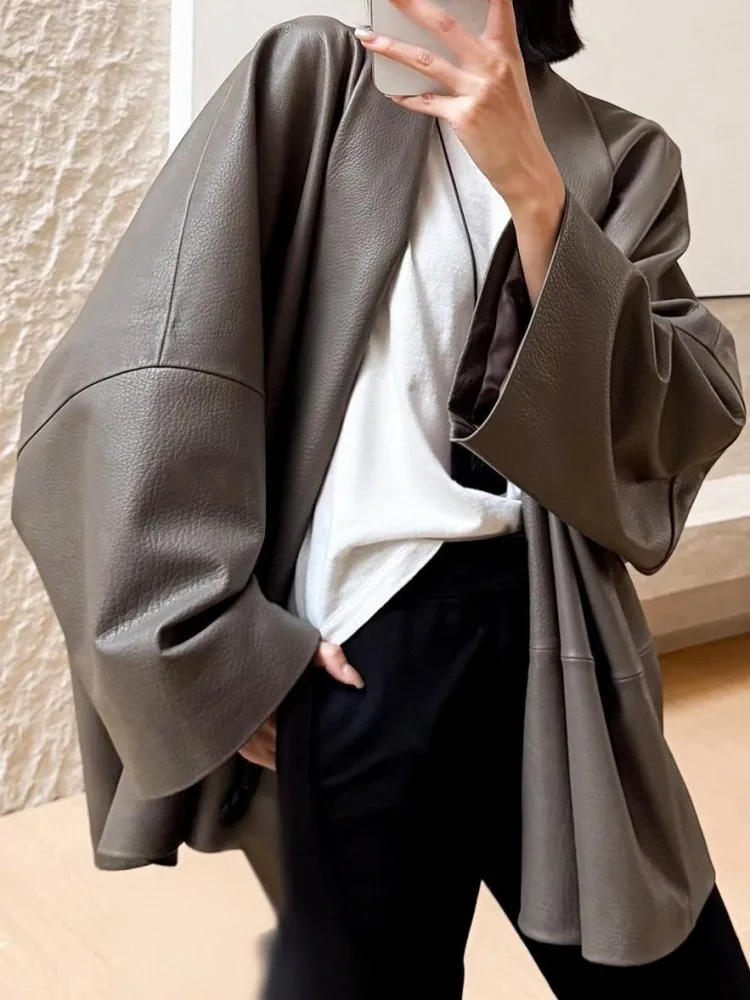 เสื้อแจ็คเก็ตหนังแท้สีพื้นสำหรับผู้หญิง ทรงหลวม คอวี แขนยาว ทำมือ ดีไซน์หรูหราทันสมัย ผลิตจากหนังแกะ