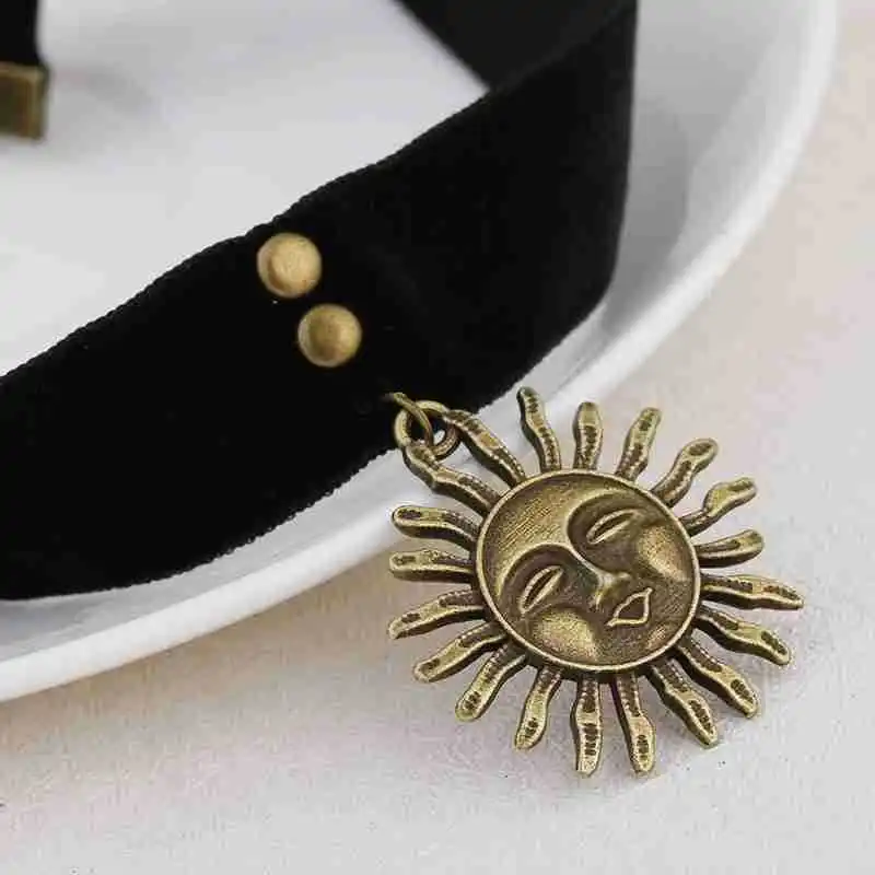 Retro Sun Pendant Neckchain Movies Leon Lolita Mathilda Necklace Female Collar Women's Wear Accessories Cosplay Choker Props
