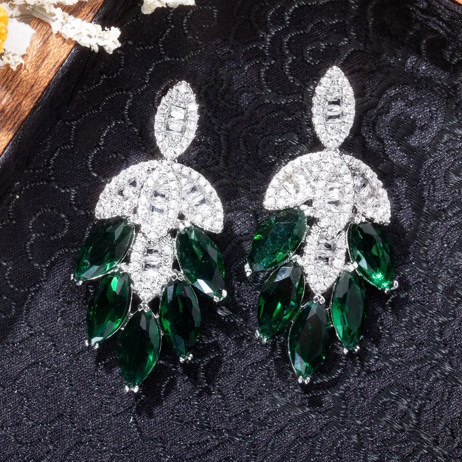Fashion celebrity temperament light luxury super flash zircon inlaid earrings S925 silver needle heavy industry leaf earrings ea