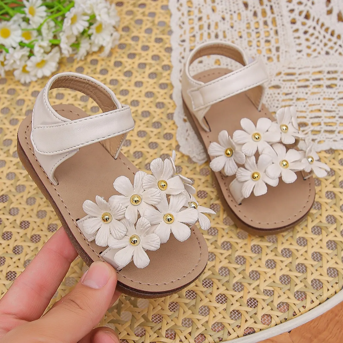 

Baby Girls Sandals 2026 Summer Clogs Flower Elegant Princess Soft Sole Outdoor Sandals