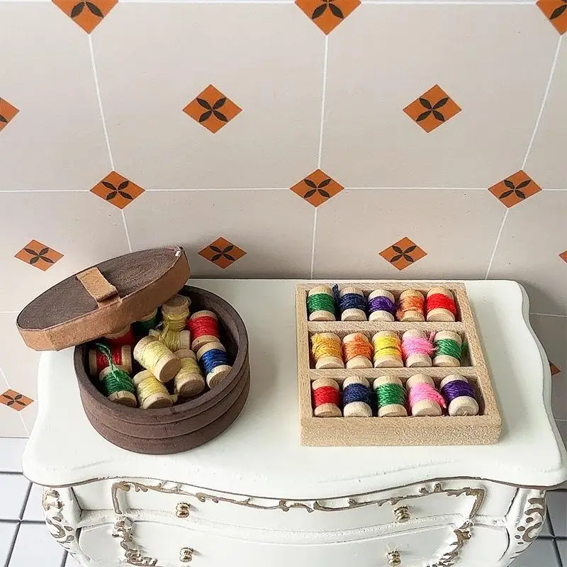 DIY 1:12 Maison de poupée miniature, modèle de magasin de couture, accessoires de scène, boîte de rangement et 15 fils à boucler, ensemble de fils à boucler, jouets d'imitation pour enfants