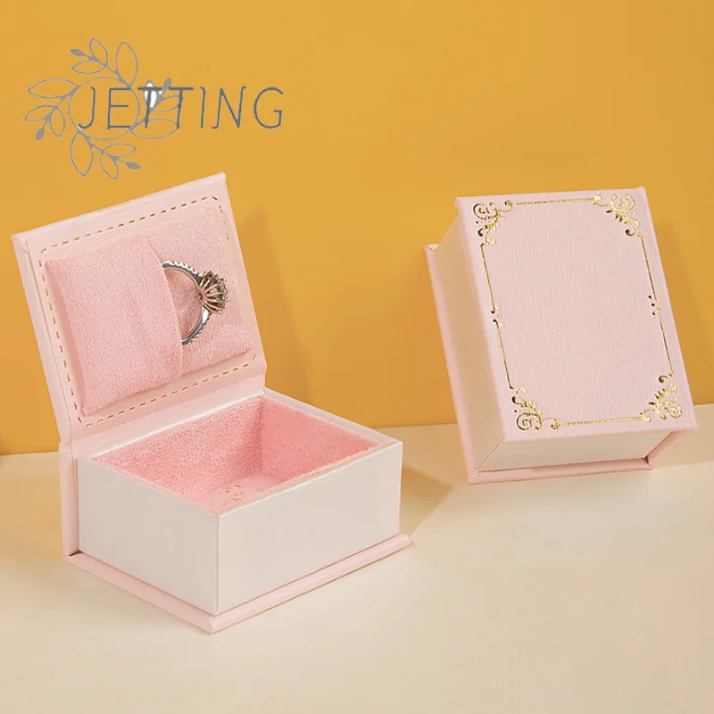 

Лидер продаж, 1 шт., коробка для колец в форме книги с замшевой тканевой подкладкой, креативная откидная крышка, магнитный держатель для колец, серьги, ювелирные изделия, подарочный чехол, аксессуар