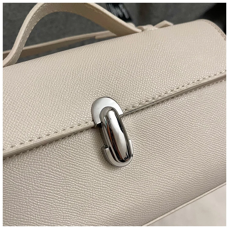 حقيبة كلاتش كروس أنيقة وبسيطة - حقيبة يد مصممة من الباريس مع شعار حرف عتيق، محفظة ركاب جلدية بلون موحد