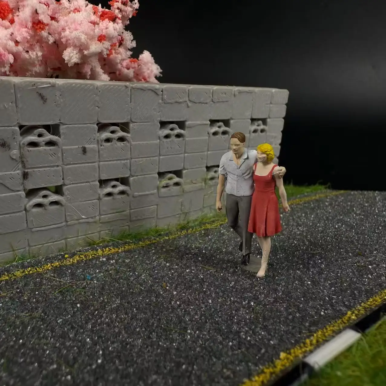 نموذج زوجين يمشيان في المشي، مجسمات راتنجية مرسومة يدويًا بنفسك بمقياس 1/64، دمية لمشهد سيارة