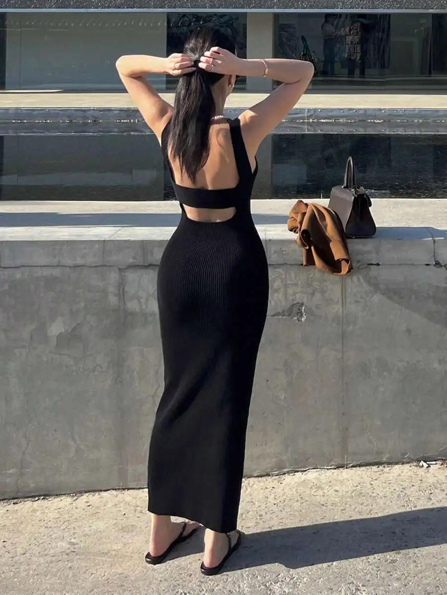 

Черное трикотажное платье миди с вырезами на спине для лета