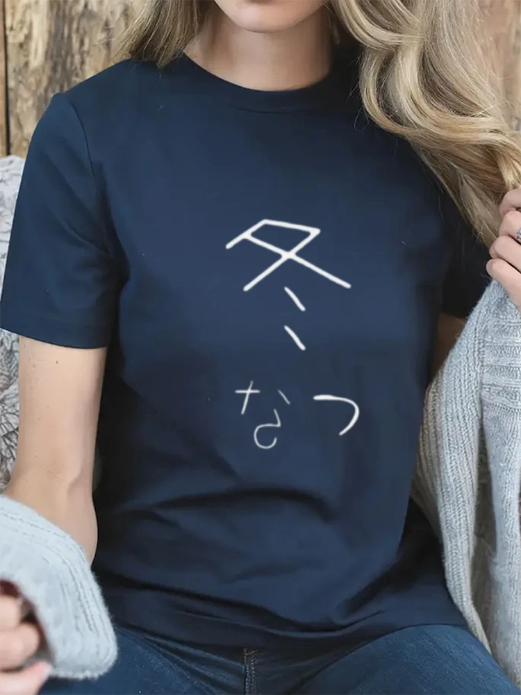 Świetna koszulka bawełniana z grafiką, idealna na codzienne dojazdy i wypoczynek. Proste, modne wzory, klasyczny okrągły dekolt, bawełniana faktura.