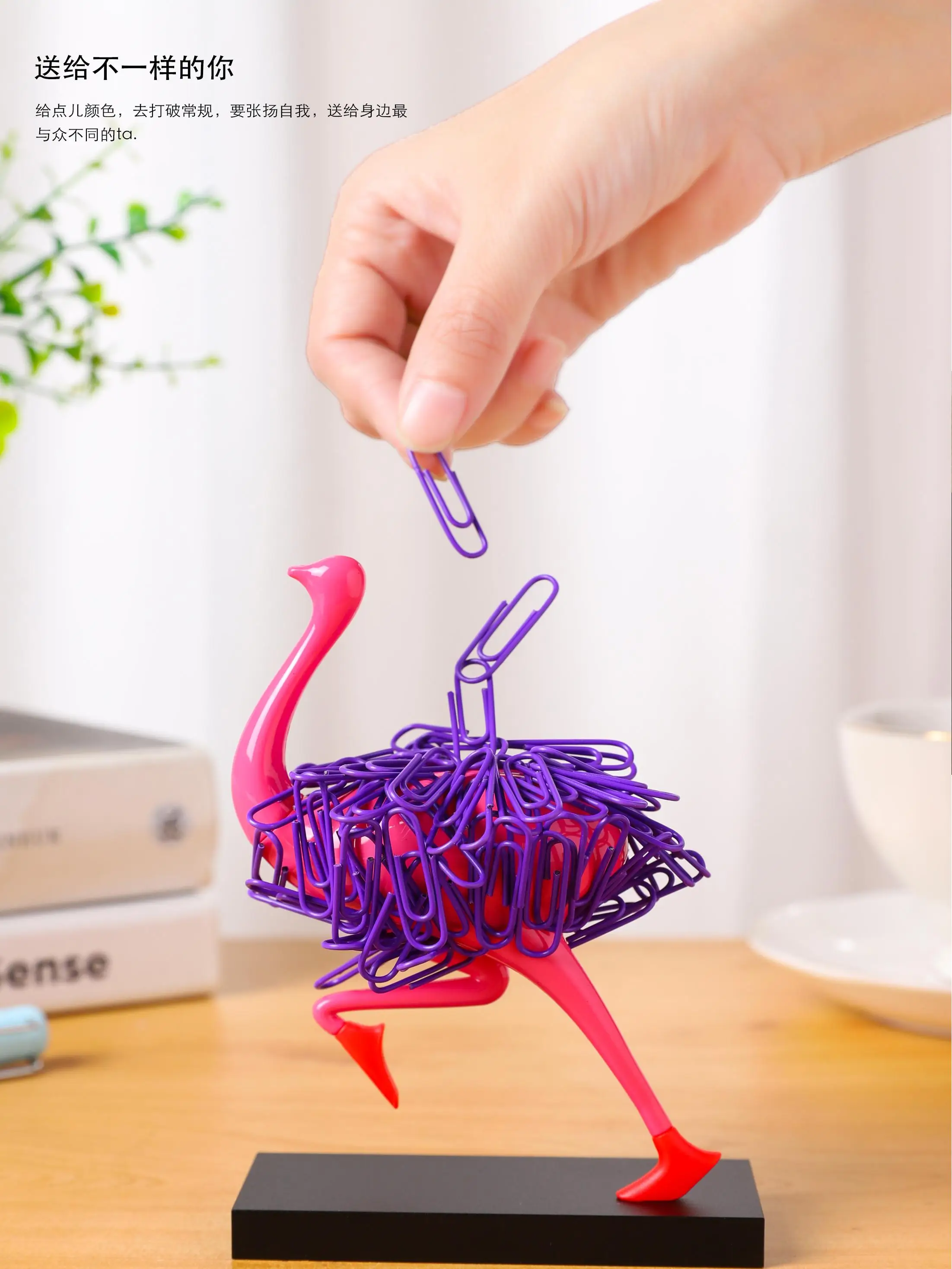 Pink Ostrich Suction Desk Clips Holder Cute Magnetic Paper Clip Storage Dispenser Office Desk Accessories