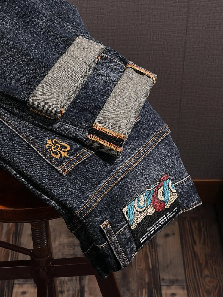20252024 Nuevos pantalones vaqueros estampados bordados para hombres, pantalones largos rectos ajustados elásticos versátiles de moda de lujo ligero