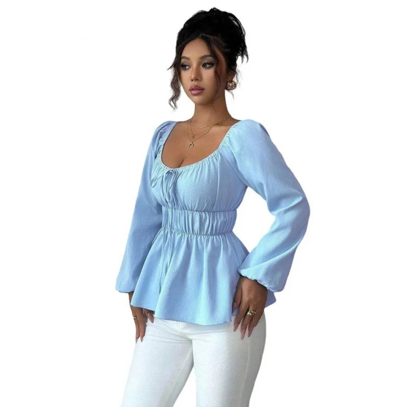 

Синяя укороченная блузка с квадратным вырезом, завязками и рюшами по низу, приталенного кроя, с длинными рукавами