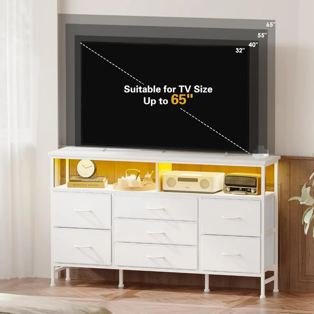 Fixwal Suporte de TV de 55 polegadas para quarto Cômoda branca com luzes LED e estação de carregamento, suporte de TV de 65 polegadas de comprimento com 7 F