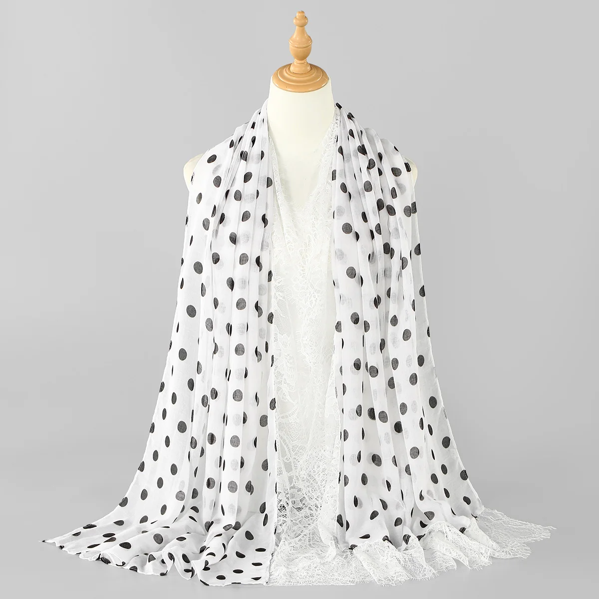 Heißer Verkauf Chiffon Viskose Polka Dot Print Schal Französischer Romantischer Spitzenrand Muslimischer Hijab Modisches Design Damen Schal Ramadan Eid – Detail 9