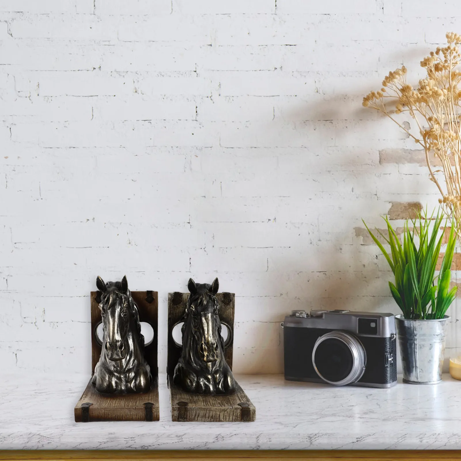 

Пара декоративных подставок для книг в виде головы лошади из смолы, гладкие на ощупь, безопасные для книг, идеально подходят для декора дома, офиса и рабочего стола.