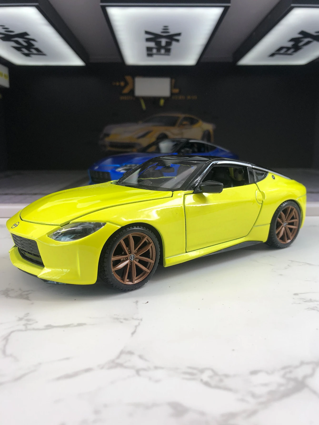 

Maisto 1:24 имитация цинкового сплава 2023, модель автомобиля Nissan Z, статическое украшение, металлический коллекционный подарочный автомобиль