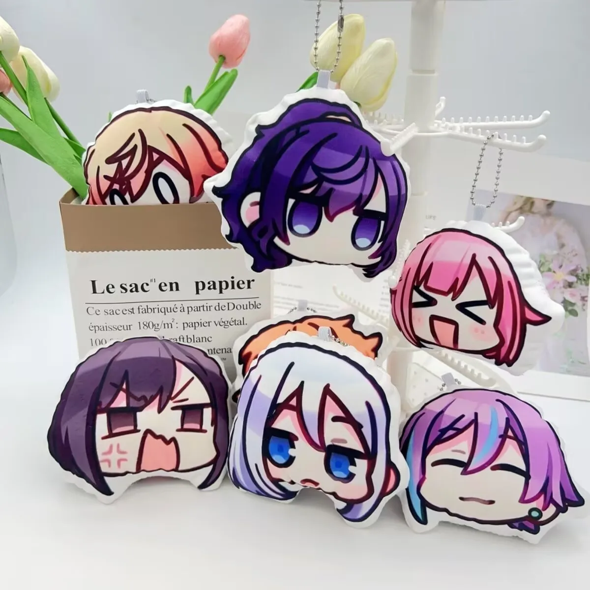 La mercancía "World Project" para los nuevos estudiantes comienza del año escolar presenta un colgante de felpa, almohada, llavero y habilidades sociales.