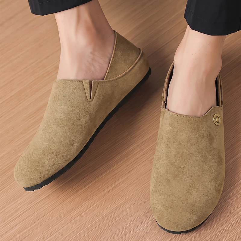 Men's casual leather flat shoes are comfortable, lightweight, and have soft soles, making them convenient for outdoor walking. They are split-type leather driving shoes