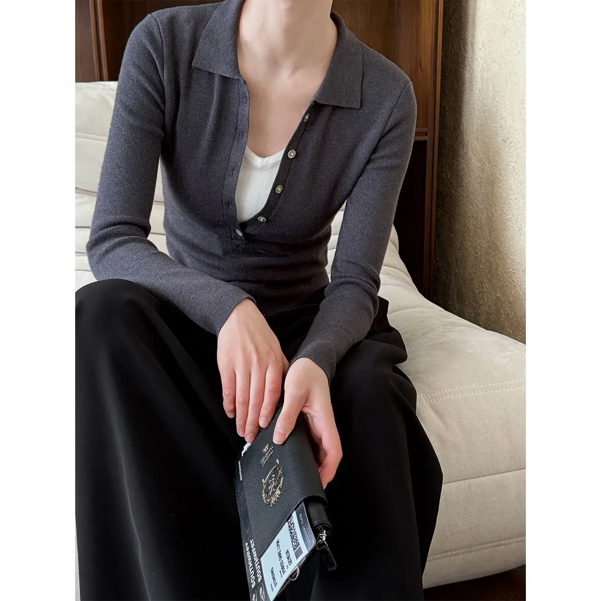 

Casual High-end Semi Open Neck Long Sleeved Knitted Base Shirt for Women's Spring and Autumn Vacations, Two Contrasting Color Sl