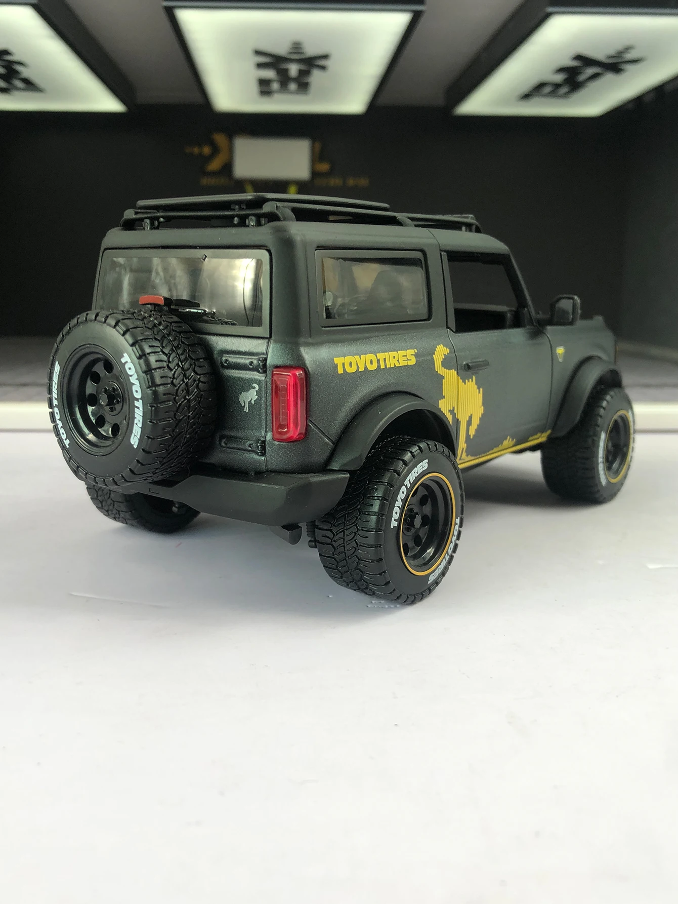 Maisto 1:24 simulated zinc alloy 2021 Ford Bronco Badlands model car, static ornament, metal collectible gift car - view 4
