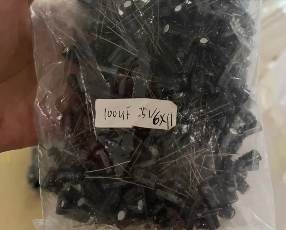 Распродажа-50-шт-электролитический-конденсатор-с-прямой-вилкой-100-мкФ-25-В-6x11-мм