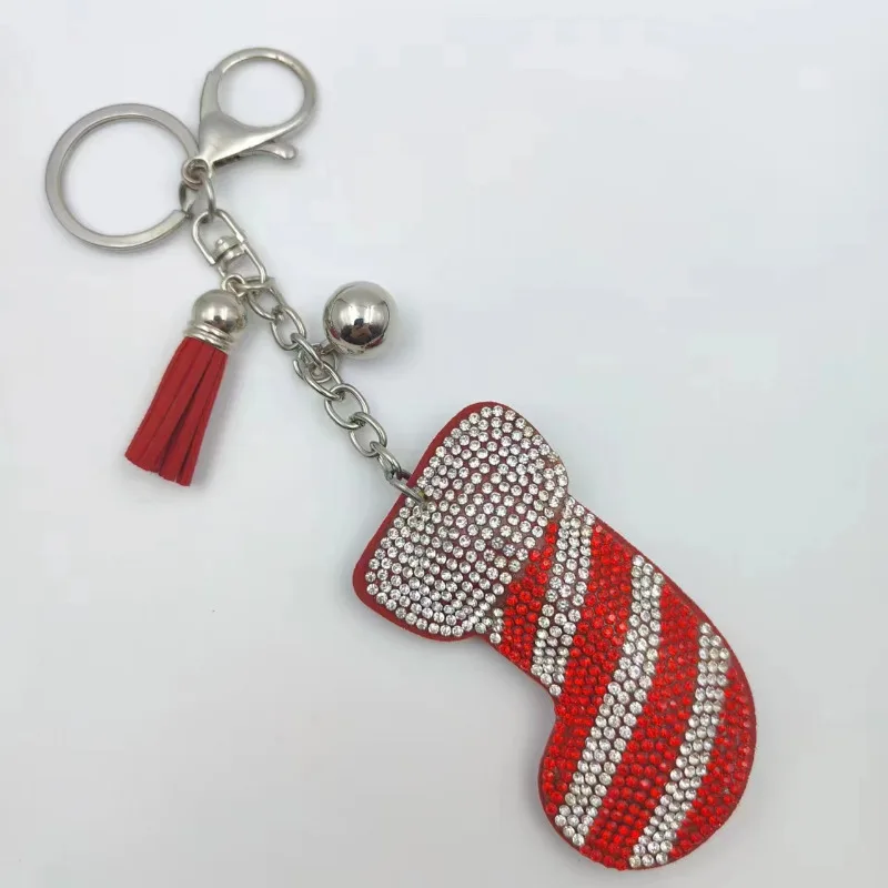 جوارب عيد الميلاد الساحرة - سلاسل المفاتيح المصممة التي تحميز أحجار الراين اللامعة وتفاصيل جرس جينغلي لإكسسوارات العطلات