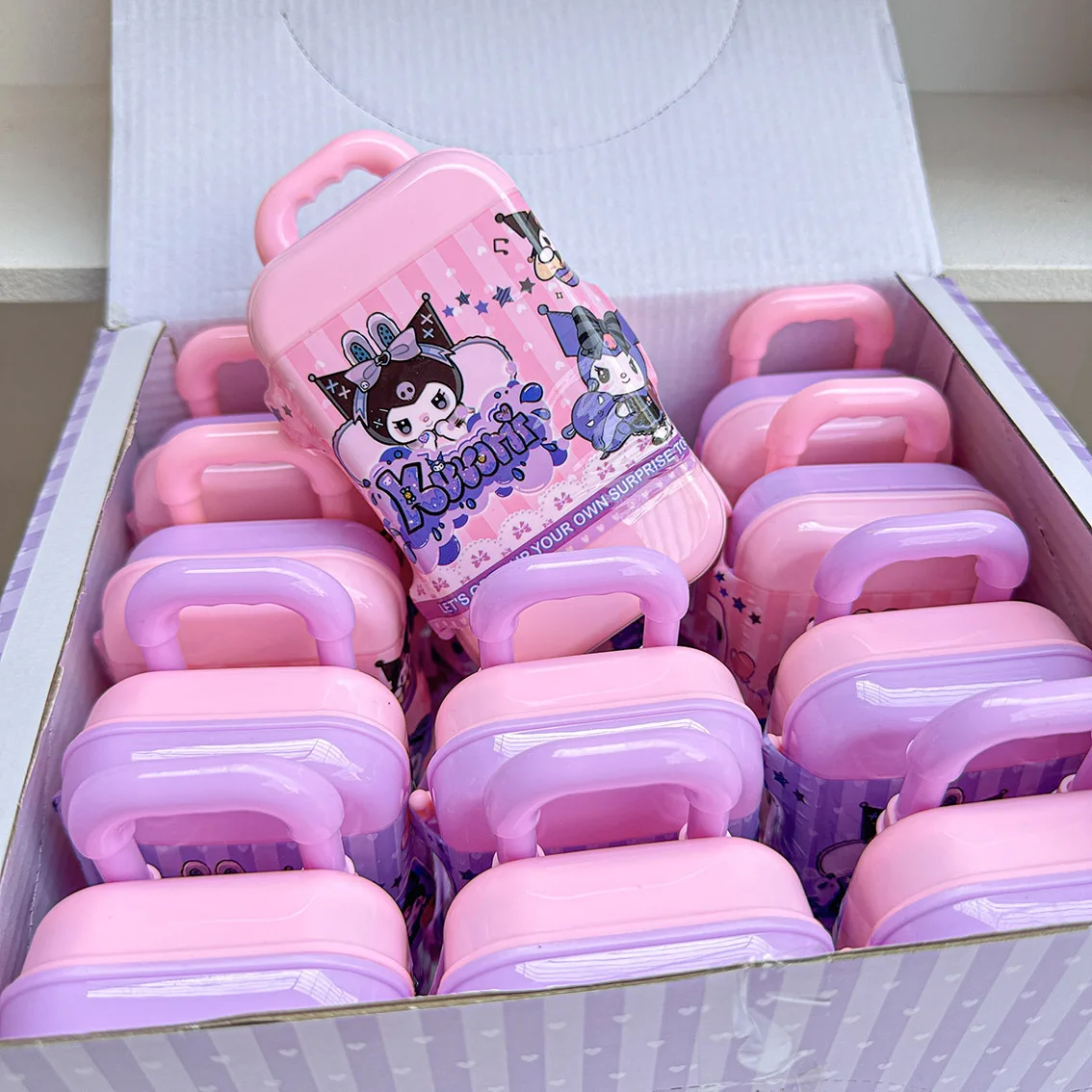 Kolekcje ekskluzywne w formie walizek-niespodzianek, breloczków, zawieszek i biżuterii, dostępne tylko na transgraniczne zakupy.