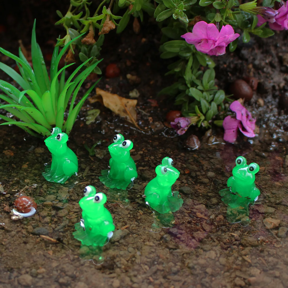 ‌Glow-in-the-Dark Frog Figurines- 15PC Set for Garden Decor