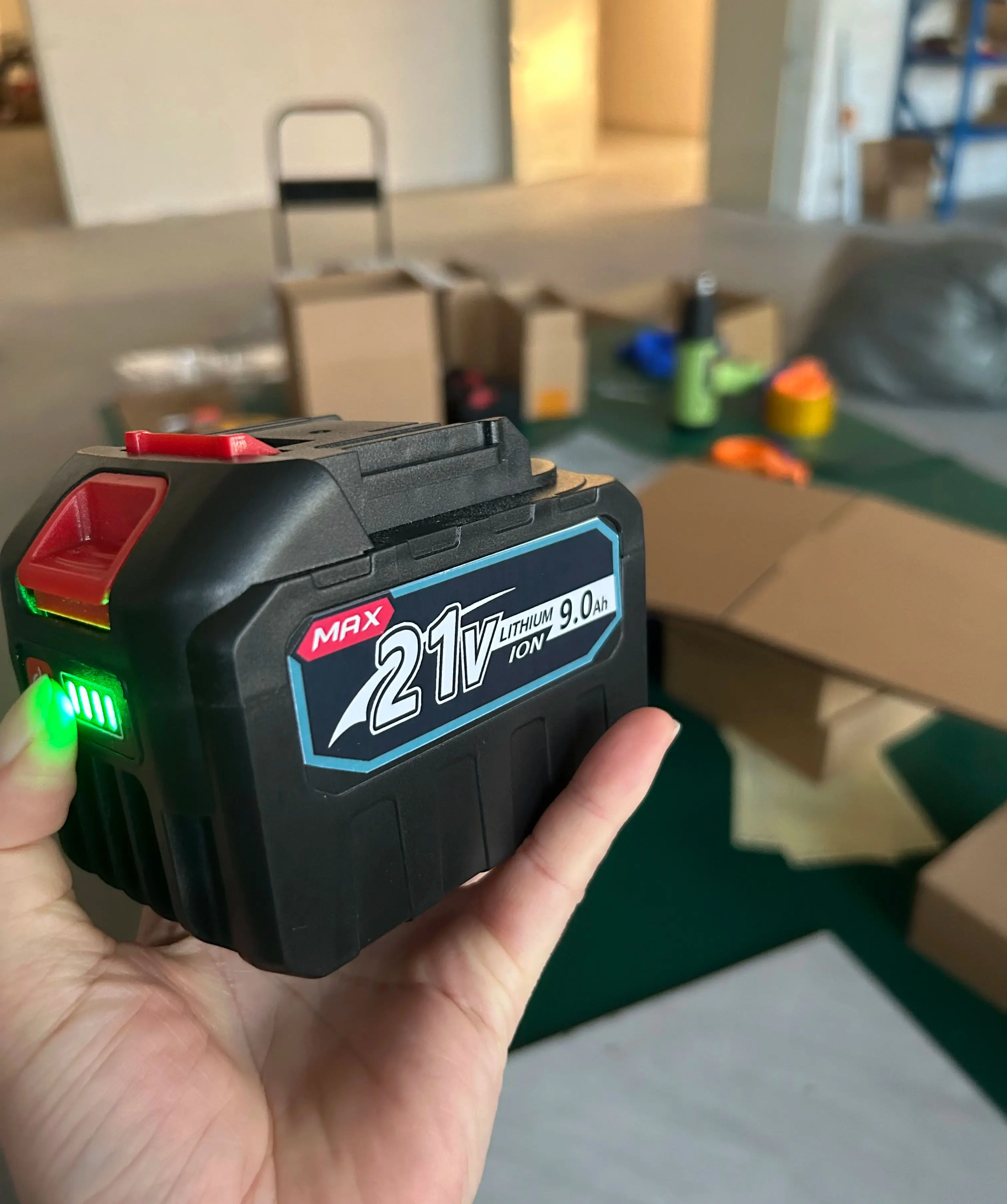 18 В-21 В, 9,0 Ач, литий-ионная аккумуляторная батарея большой емкости с индикатором заряда батареи для беспроводного электроинструмента Makita 18 В-21 В, 9,0 Ач, литий-ионная аккумуляторная батарея большой емкости с индикатором заряда батареи для беспроводного электроинструмента Makita