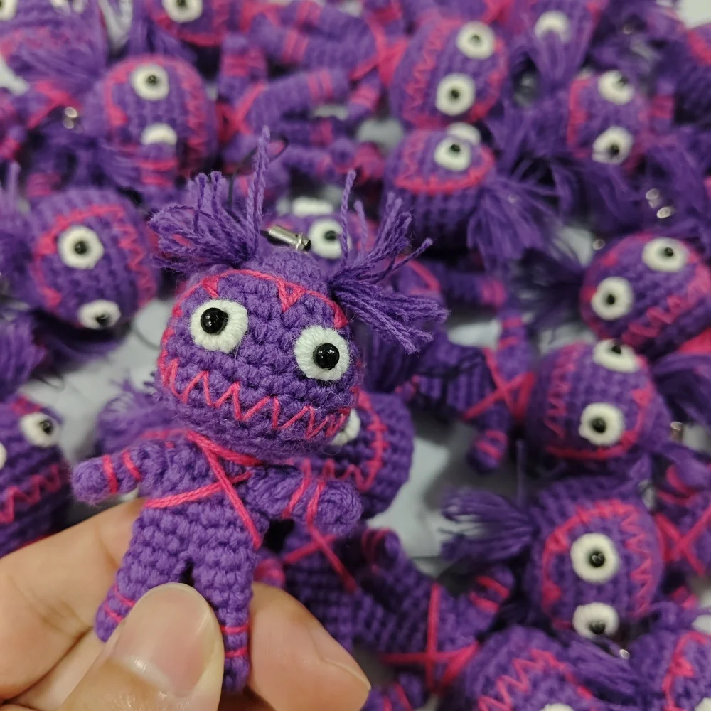 Muñeca vudú púrpura de 7cm, llavero de hija querida, llaves de coche, bolsos, colgantes, regalo hecho a mano para Halloween, Cosplay, accesorio de brujería