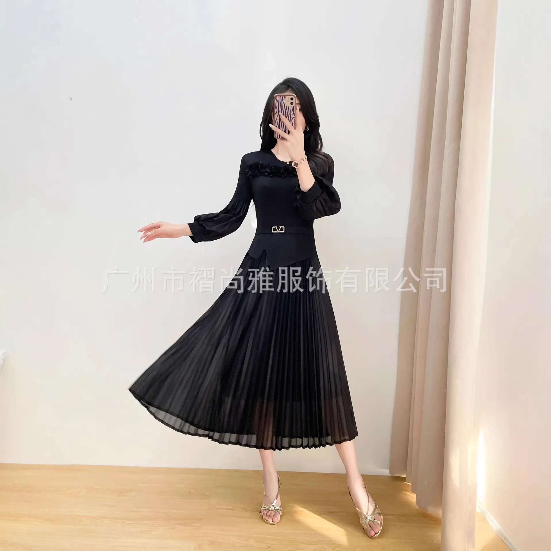 ชุดเดรสสีพื้นจีบพลีทลายดอกไม้สามมิติหนักแน่น คอลเลคชั่นฤดูหนาว 2025 ของมิยาเกะ กระโปรงทรงเอเข้ารูปช่วงเอว ดีไซน์เรียบหรู