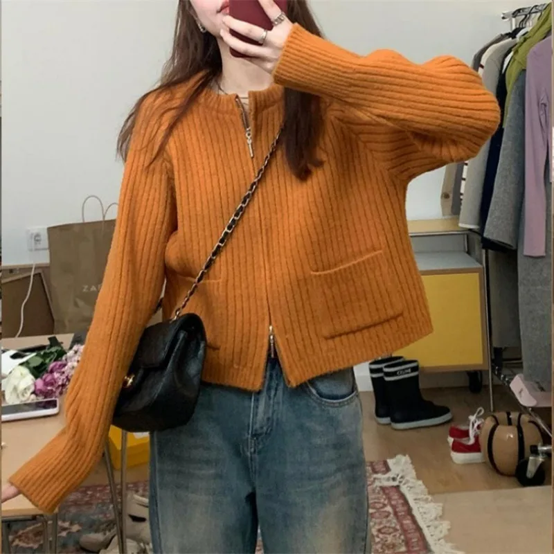 

2025 Women Knit Pocket Cardigan Coat Temperament Vintage Sueter O Neck Zipper Pull Femme Casual Cropped Ribbed Sweater Tops B879