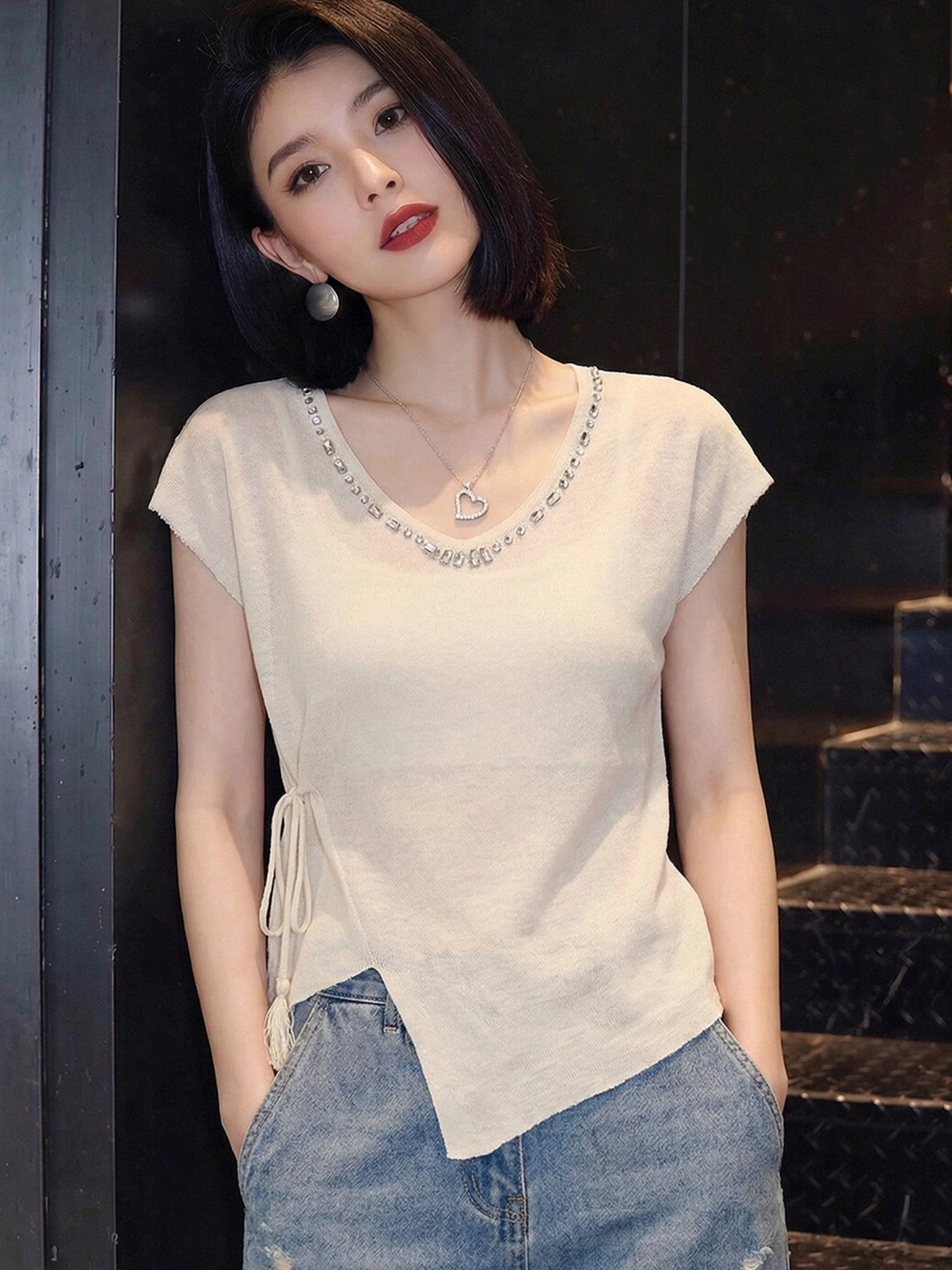 

Elegant V-Neck Short Sleeve Shirt Women's Fashion Commute Style Summer Slim Fit T-Shirt Diamond Embellished Design Casual Loo...
